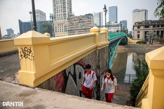 Graffiti defaces historic bridge in Ho Chi Minh City - 1 Graffiti defaces historic bridge in Ho Chi Minh City - 1