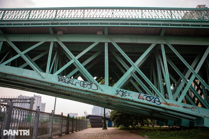 Graffiti defaces historic bridge in Ho Chi Minh City - 3 Graffiti defaces historic bridge in Ho Chi Minh City - 3
