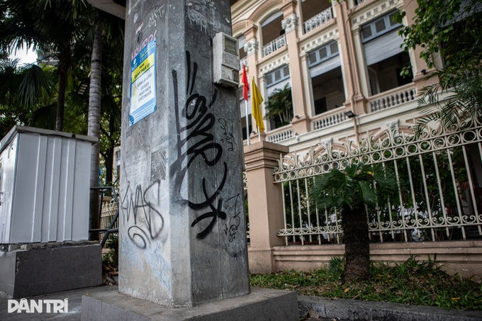Graffiti defaces historic bridge in Ho Chi Minh City - 10 Graffiti defaces historic bridge in Ho Chi Minh City - 10