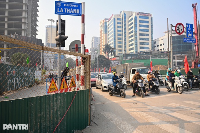 Congestion worsens at Hanoi junction amid ring road construction - 3