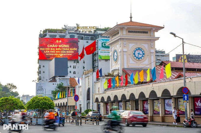 Ho Chi Minh City brightens up ahead of 14th National Party Congress - 1