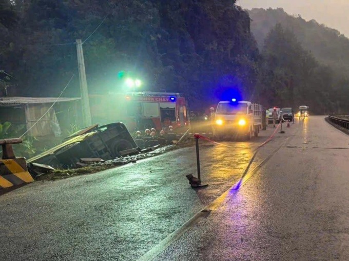 Coach plunges into drain, killing three on highway in Son La - 2