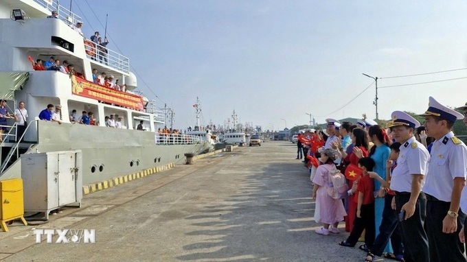 Two navy vessels depart to deliver Tet gifts to DK1 platforms - 1