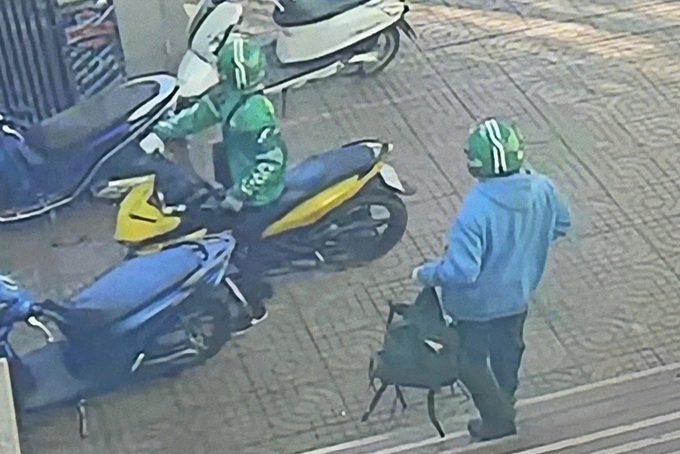 Gia Lai police hunt two suspects after bank robbery - 1