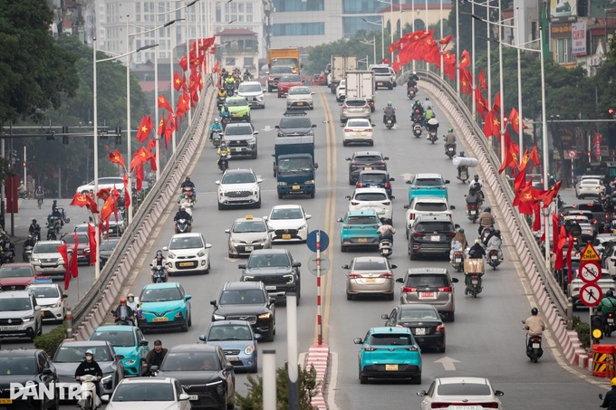 Hanoi adorned with flags and flowers for the 14th National Party Congress - 4