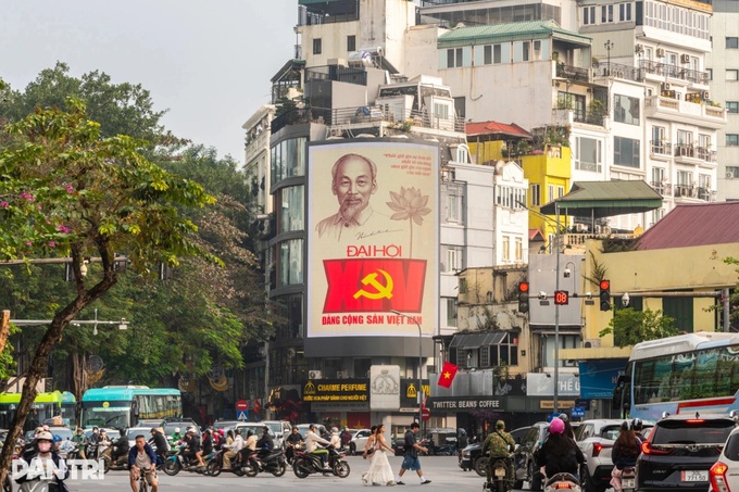 Hanoi adorned with flags and flowers for the 14th National Party Congress - 3