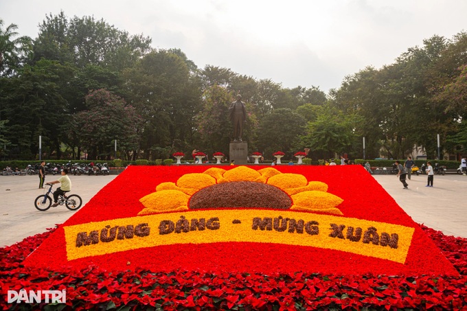 Hanoi adorned with flags and flowers for the 14th National Party Congress - 5