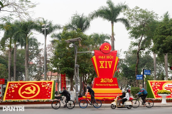 Hanoi adorned with flags and flowers for the 14th National Party Congress - 2
