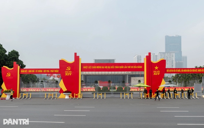 Hanoi adorned with flags and flowers for the 14th National Party Congress - 10