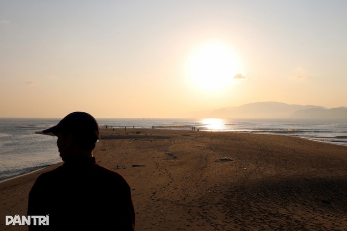Dolphin-shaped sandbar emerges off Nha Trang beach - 3