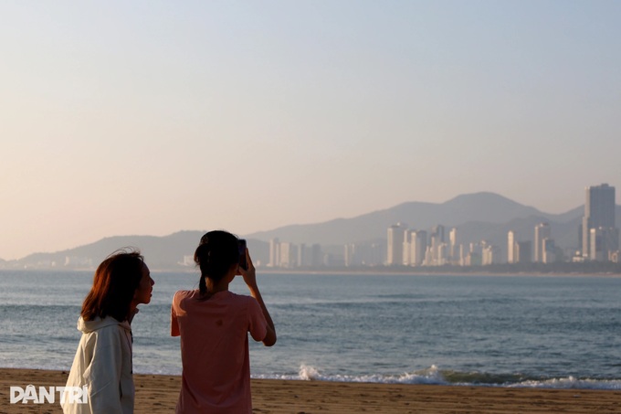 Dolphin-shaped sandbar emerges off Nha Trang beach - 10