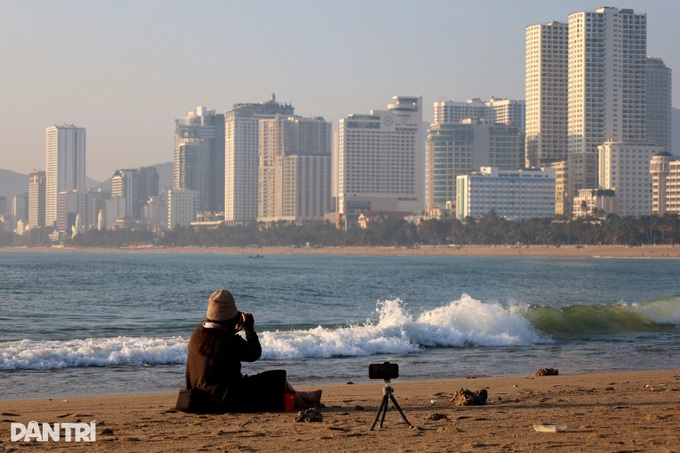 Dolphin-shaped sandbar emerges off Nha Trang beach - 6