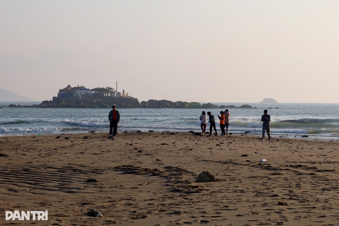 Dolphin-shaped sandbar emerges off Nha Trang beach - 9