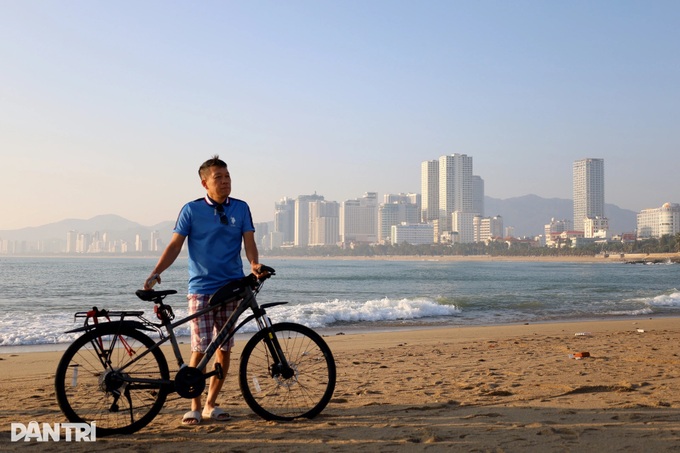 Dolphin-shaped sandbar emerges off Nha Trang beach - 8