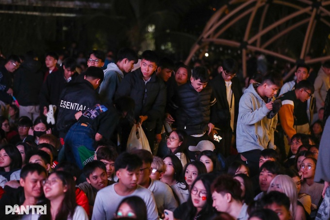 Vietnam fans in tears after U23 loss to China at Asia semis - 11