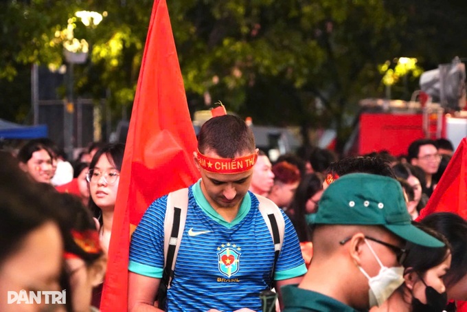 Vietnam fans in tears after U23 loss to China at Asia semis - 8