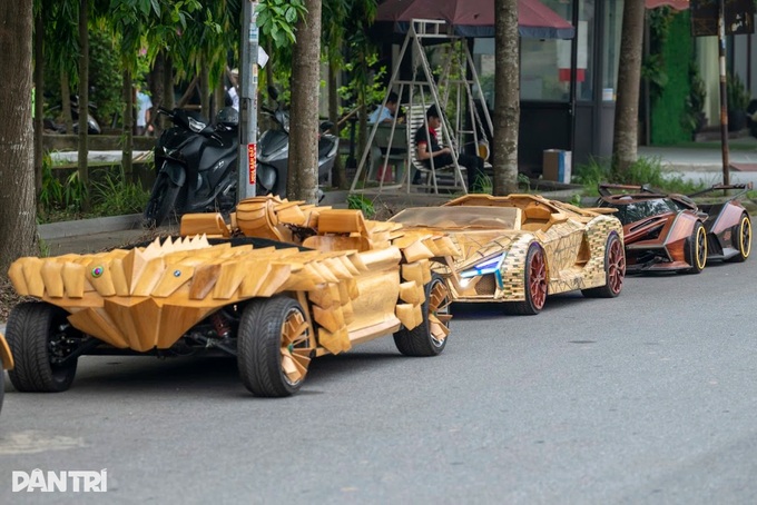 Bac Ninh carpenter gains fame for handcrafted wooden supercars - 1