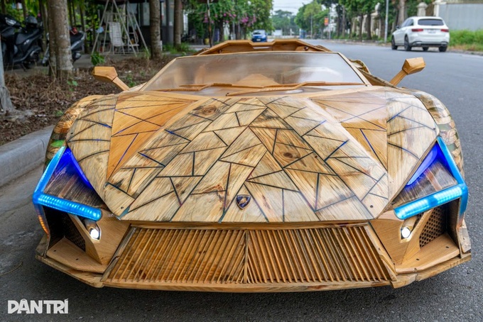Bac Ninh carpenter gains fame for handcrafted wooden supercars - 7