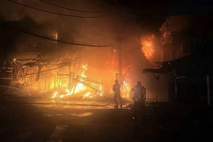 Four houses destroyed in large fire at Ho Chi Minh City market - 1