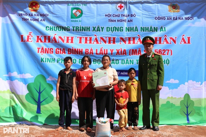 Nghe An family receives new home donated by Dantri readers - 3