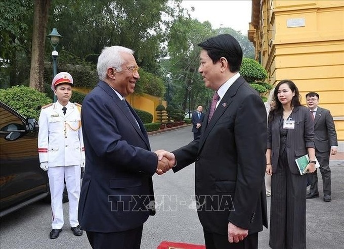 Vietnamese State President chairs welcome ceremony for EC President - 1