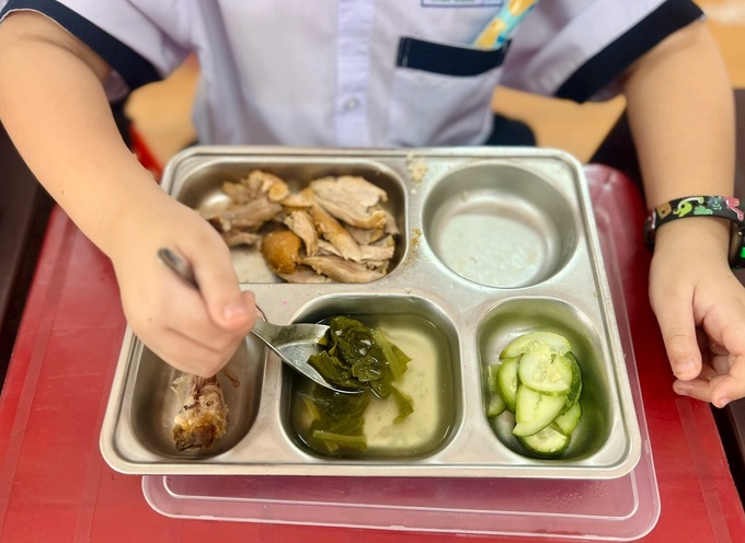 Schools in Ho Chi Minh City halt canteen meals after food safety scare - 1 Schools in Ho Chi Minh City halt canteen meals after food safety scare - 1