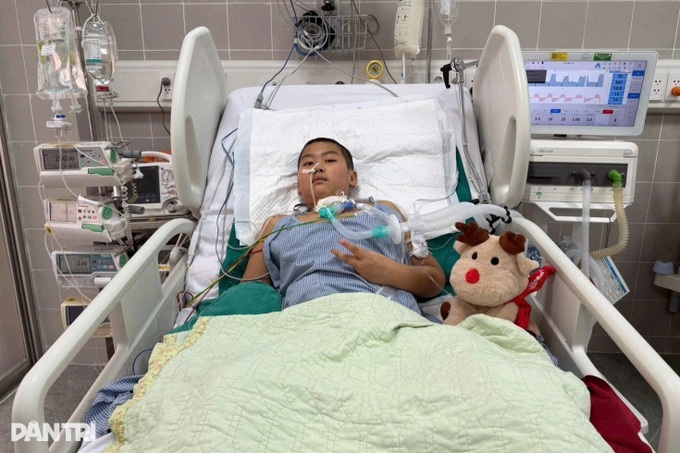 Hanoi boy receives over USD 40,000 for life saving treatment - 1 Hanoi boy receives over USD 40,000 for life saving treatment - 1