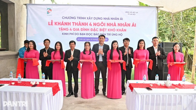 Four low-income Hanoi families receive support to build new homes - 1