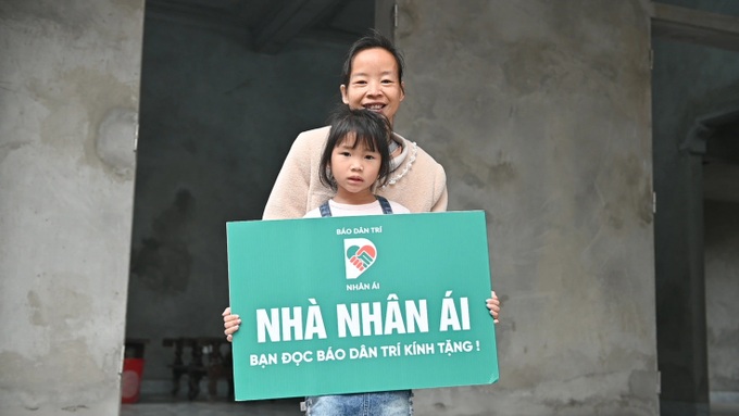 Four low-income Hanoi families receive support to build new homes - 3