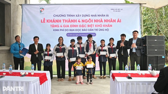 Four low-income Hanoi families receive support to build new homes - 6