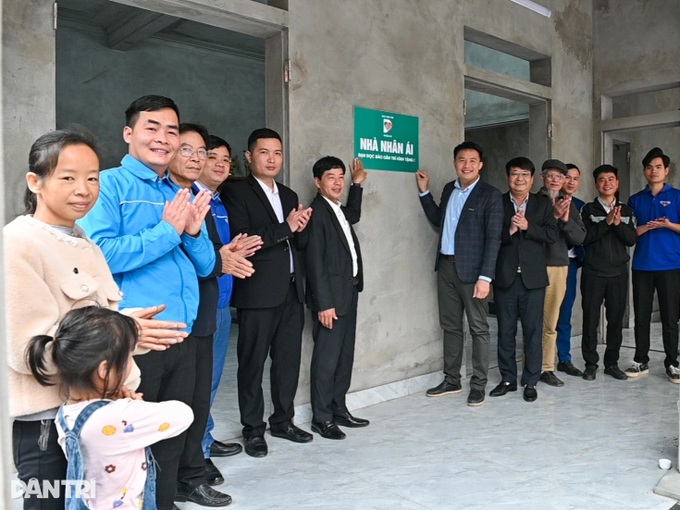 Four low-income Hanoi families receive support to build new homes - 4
