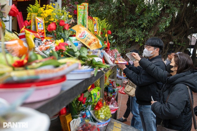 Crowds throng Tay Ho Temple for year-end rites - 6