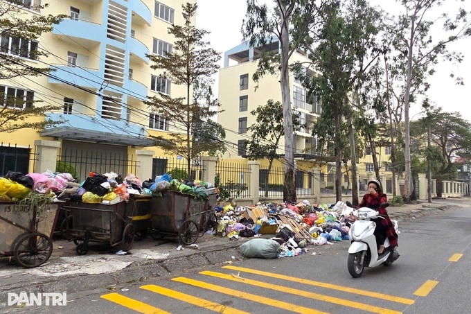 Rubbish piles up in Thanh Hoa streets after largest landfill shuts - 1