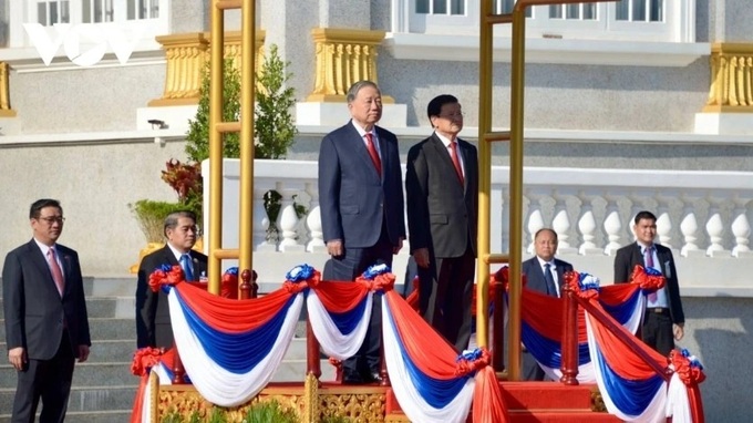 Top Lao leader hosts official welcome ceremony for Party chief To Lam - 1