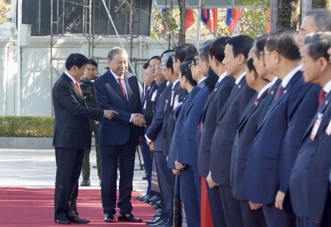 Top Lao leader hosts official welcome ceremony for Party chief To Lam - 2