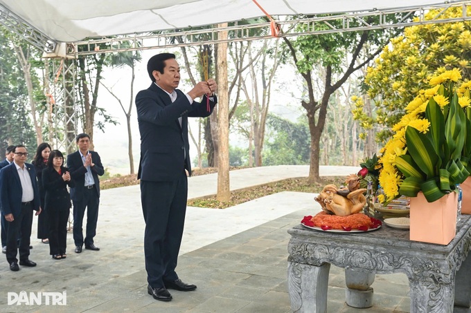 Interior Minister visits revolutionary capital, pays tribute in Tan Trao - 4