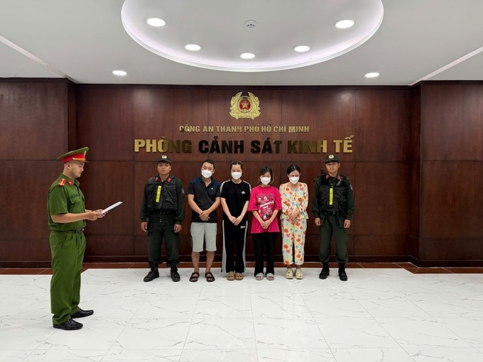 Ho Chi Minh City police break up USD 400,000 fake perfume ring - 1