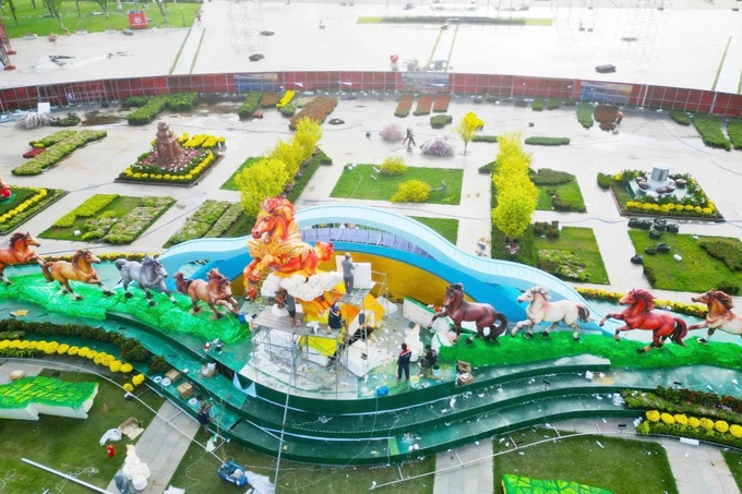 Horse mascots in Quy Nhon draw crowds ahead of Tet 2026 - 1