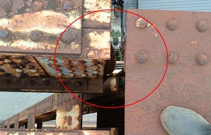 Trains return to Long Bien Bridge after emergency repairs - 2