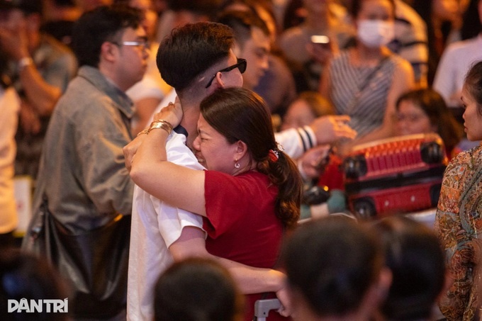 Tan Son Nhat Airport packed as overseas Vietnamese return for Tet - 9