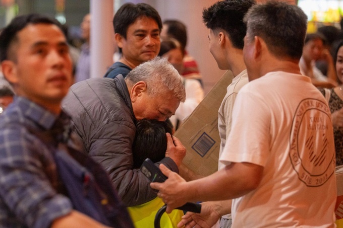 Tan Son Nhat Airport packed as overseas Vietnamese return for Tet - 10