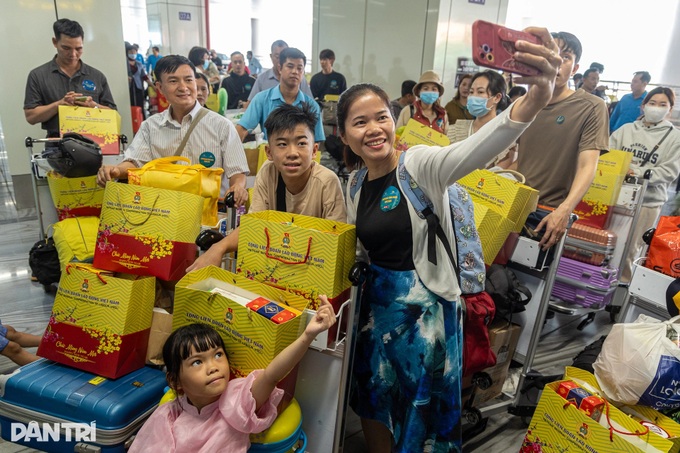 Zero-fare flights carry workers home for Tet reunions - 1