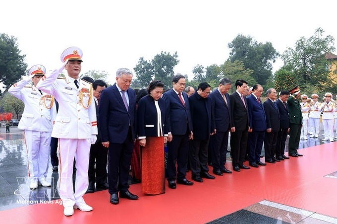 Party, State leaders pay tribute to President Ho Chi Minh ahead of Tet - 2