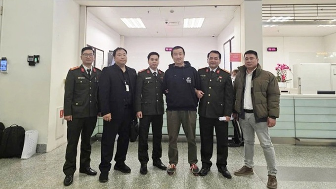 Hanoi police hand over internationally wanted Korean national - 1 Hanoi police hand over internationally wanted Korean national - 1