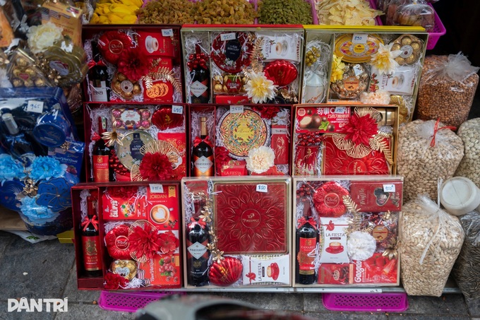 Hanoi Old Quarter confectionery streets packed ahead of Tet - 8