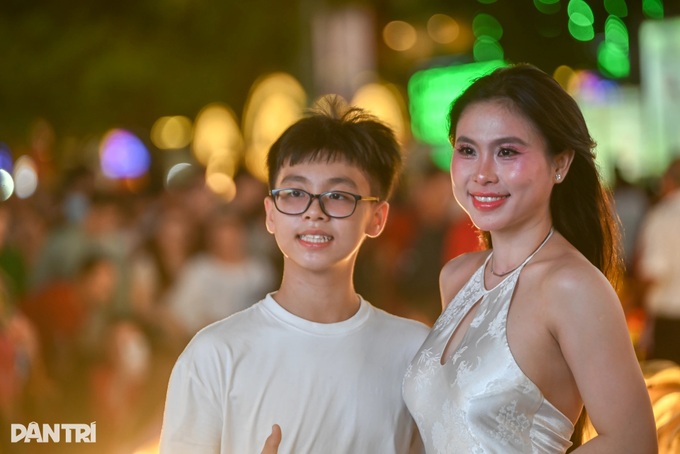 Nguyen Hue flower street opens in Ho Chi Minh City for Tet 2026 - 6 Nguyen Hue flower street opens in Ho Chi Minh City for Tet 2026 - 6