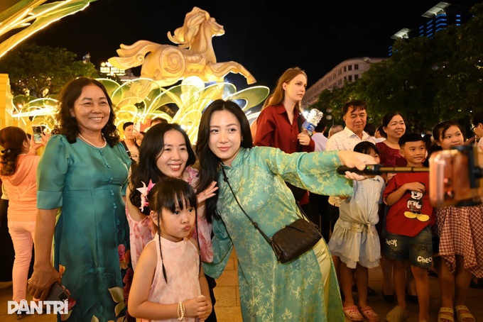 Nguyen Hue flower street opens in Ho Chi Minh City for Tet 2026 - 9 Nguyen Hue flower street opens in Ho Chi Minh City for Tet 2026 - 9