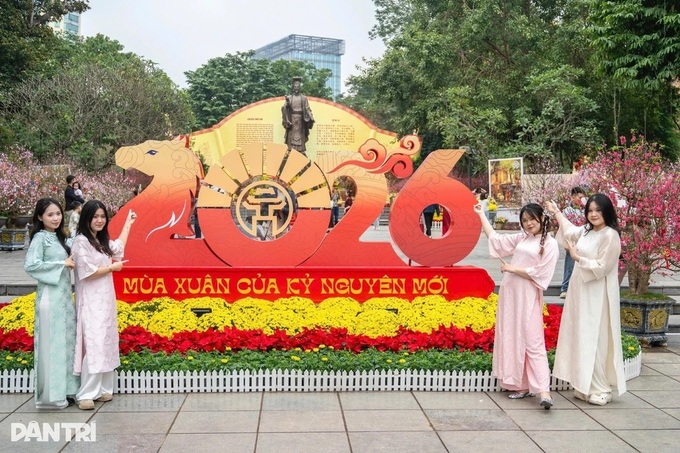 Cold air to sweep northern Vietnam on first day of Lunar New Year - 1