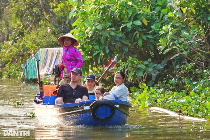 Foreign visitors explore Mekong Delta canals on Tet - 1
