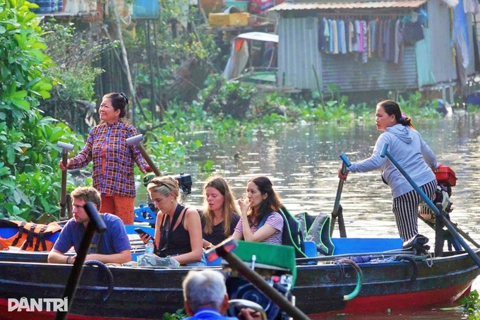 Foreign visitors explore Mekong Delta canals on Tet - 2
